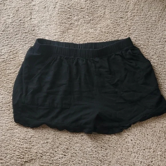 Scalloped Black Shorts - Picture 5 of 7